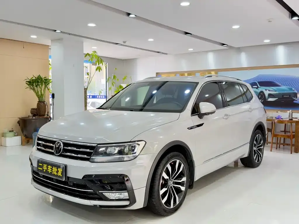 Volkswagen Tiguan L — фото 1