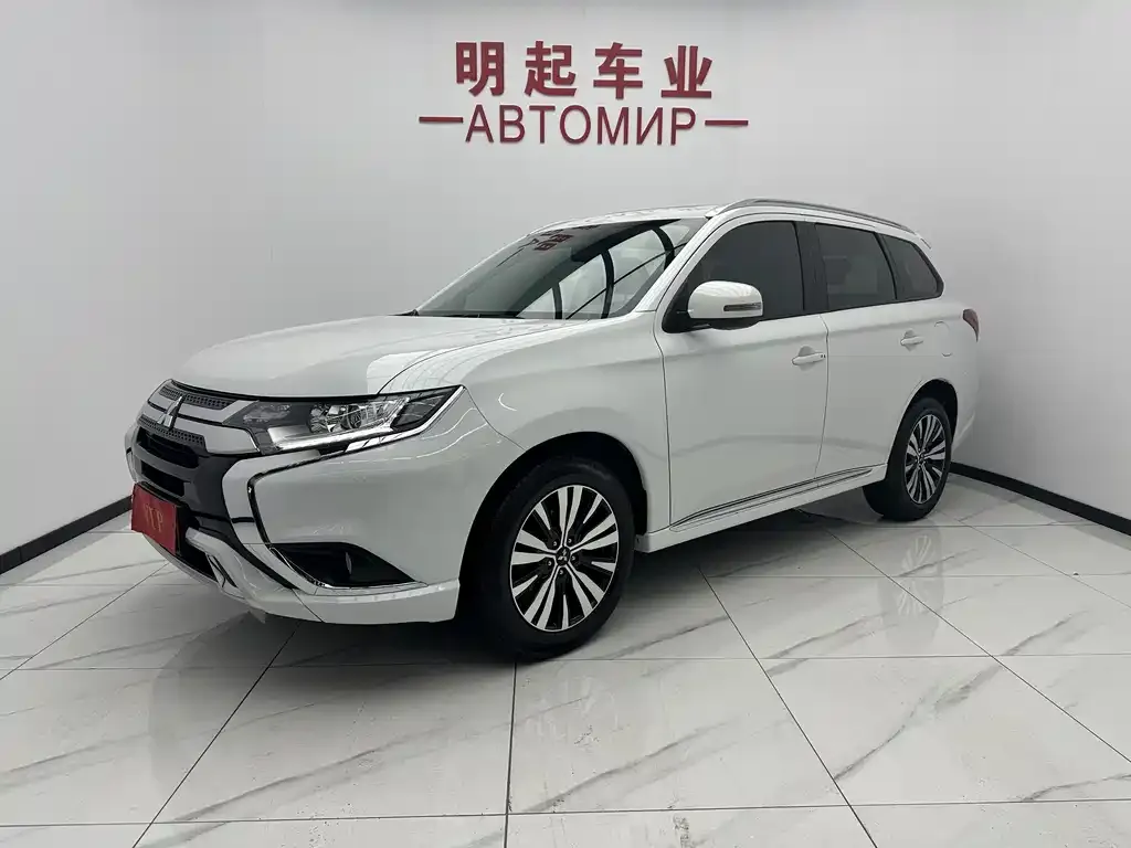 Mitsubishi Outlander — фото 1