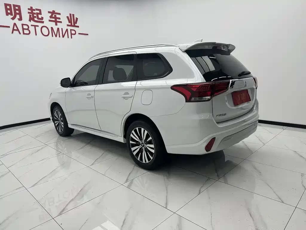 Mitsubishi Outlander — фото 7