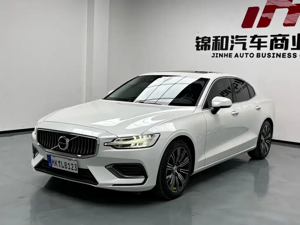 Volvo S60 — фото 1