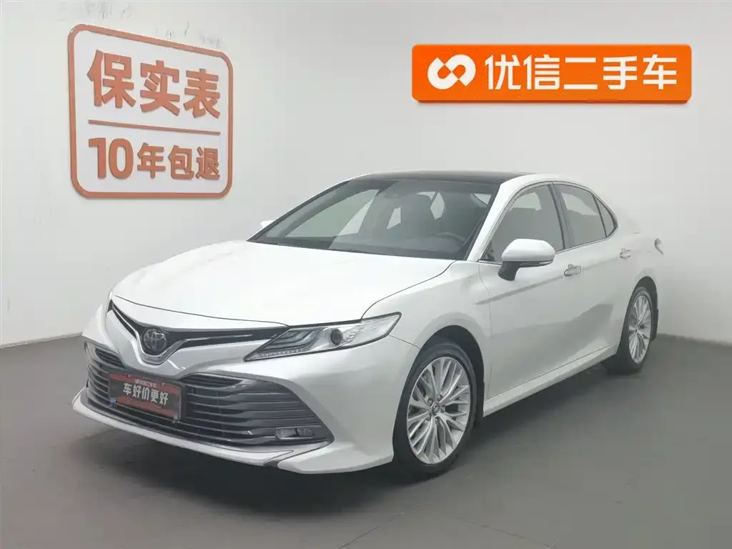 Toyota Camry — фото 1