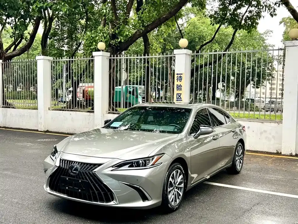 Lexus ES — фото 1