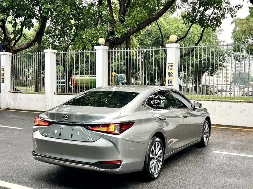 Lexus ES — фото 8