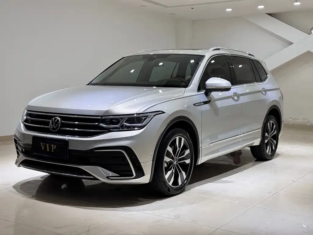 Volkswagen Tiguan L — фото 1