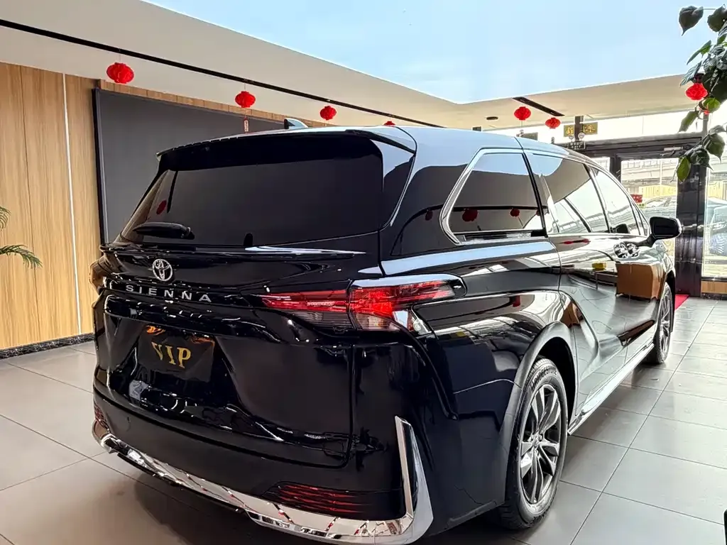 Toyota Sienna — фото 3
