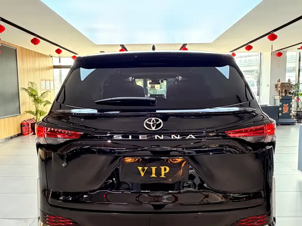 Toyota Sienna — фото 10