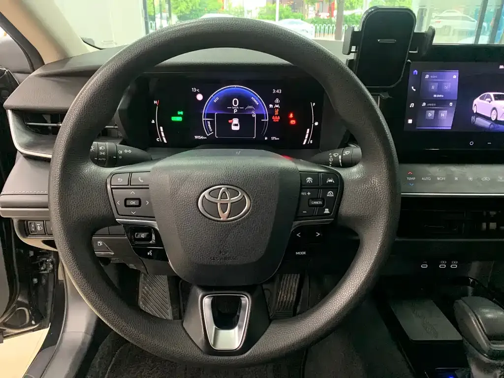 Toyota Camry — фото 8