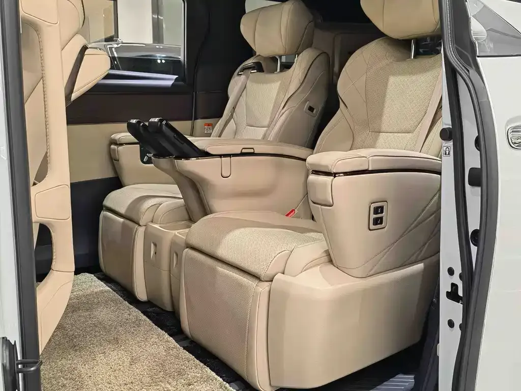 Toyota Alphard — фото 4