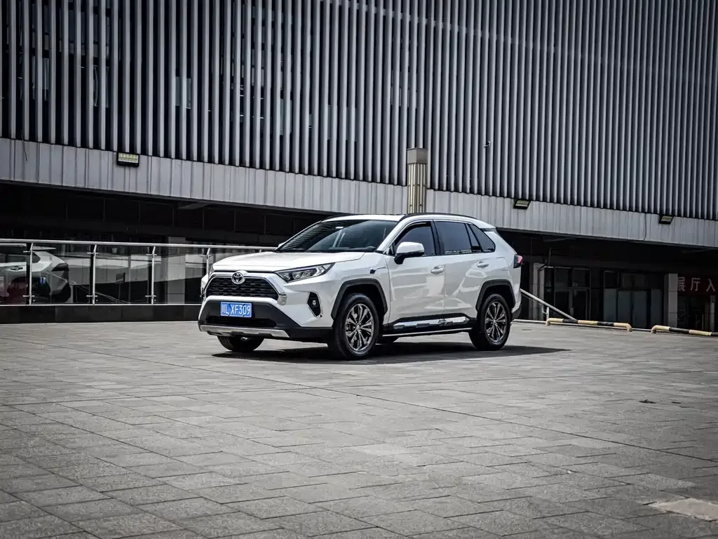 Toyota RAV4 — фото 1