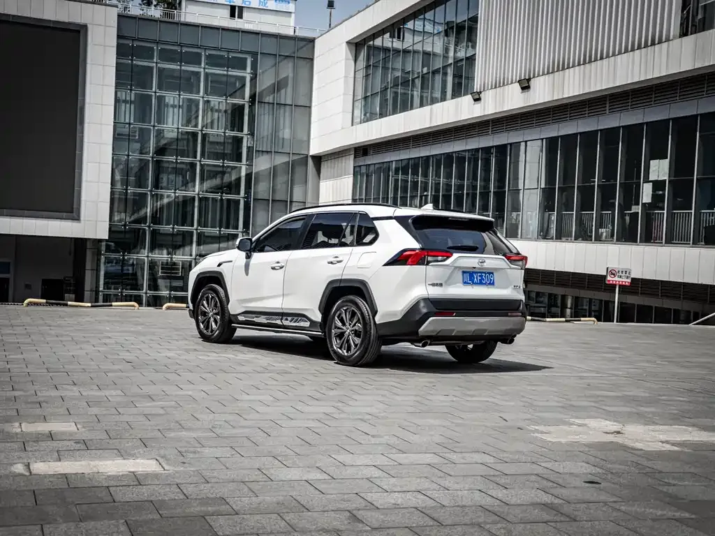 Toyota RAV4 — фото 7