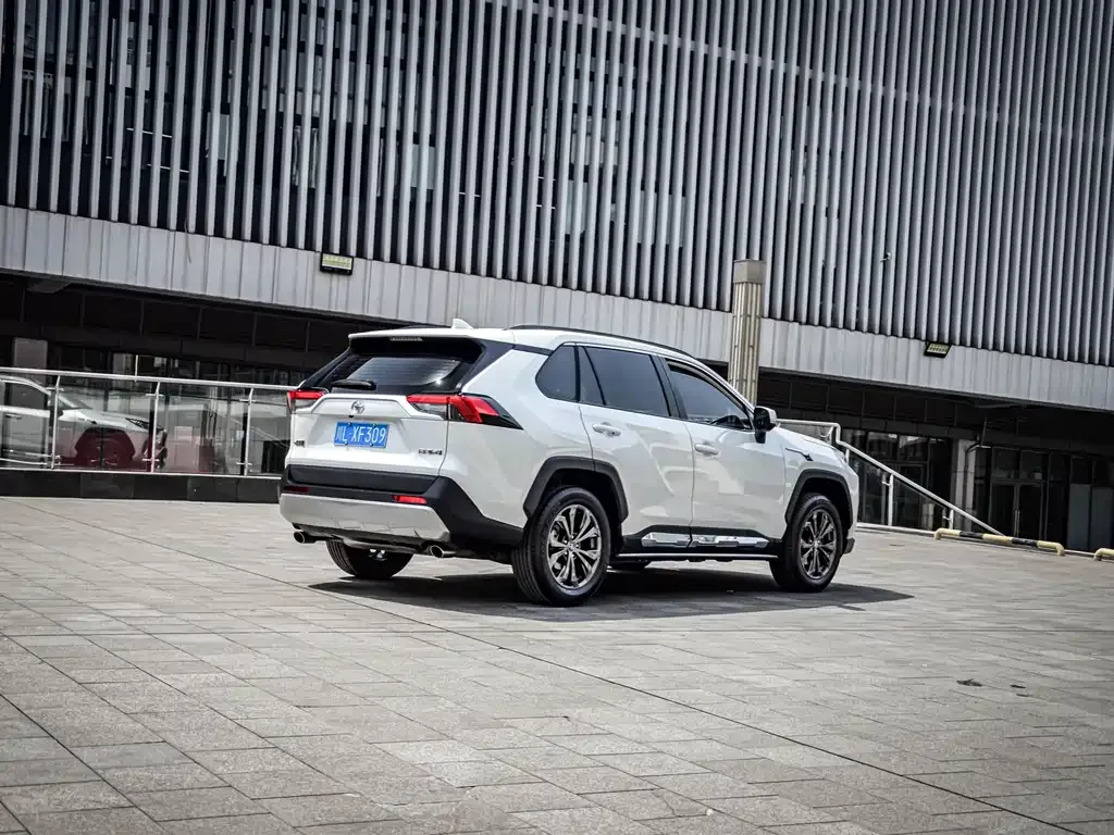 Toyota RAV4 — фото 8