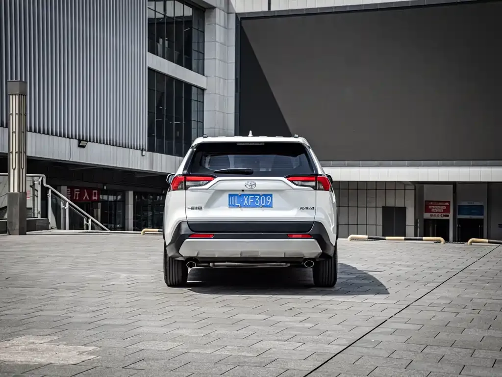 Toyota RAV4 — фото 6