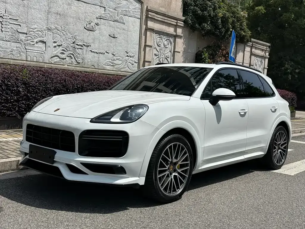 Porsche Cayenne — фото 1