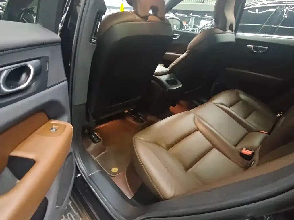 Volvo XC60 2023 из CN, фото 4