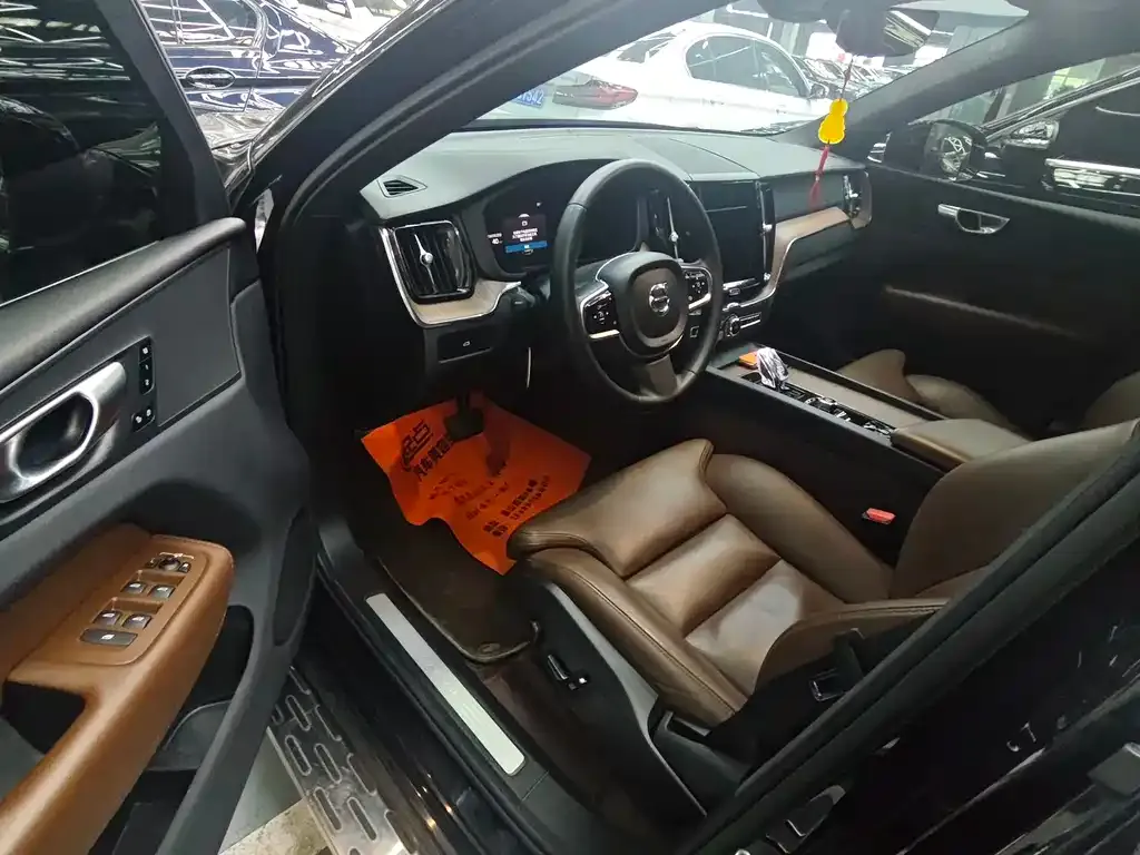 Volvo XC60 2023 из CN, фото 8