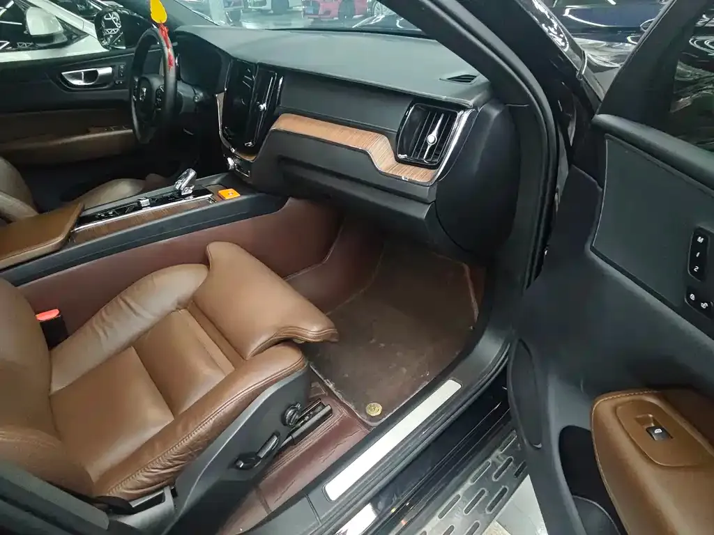 Volvo XC60 2023 из CN, фото 3