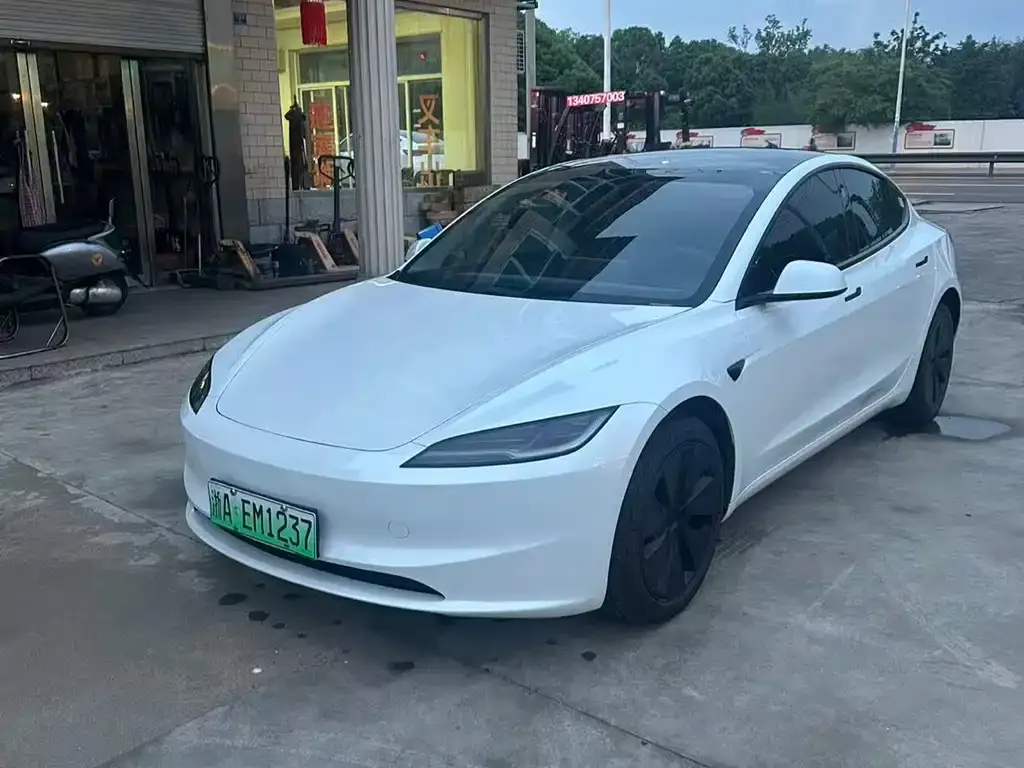Tesla Model 3 — фото 1