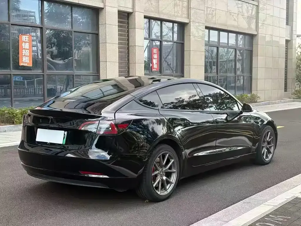Tesla Model 3 — фото 8