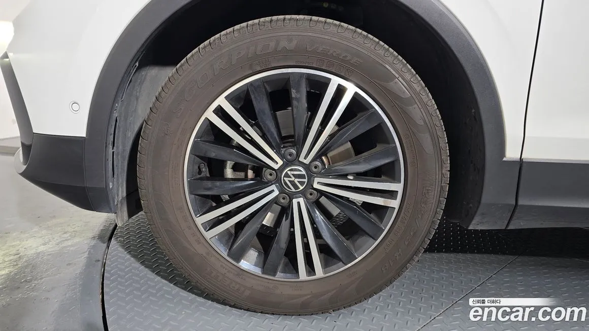 Volkswagen Tiguan — фото 8