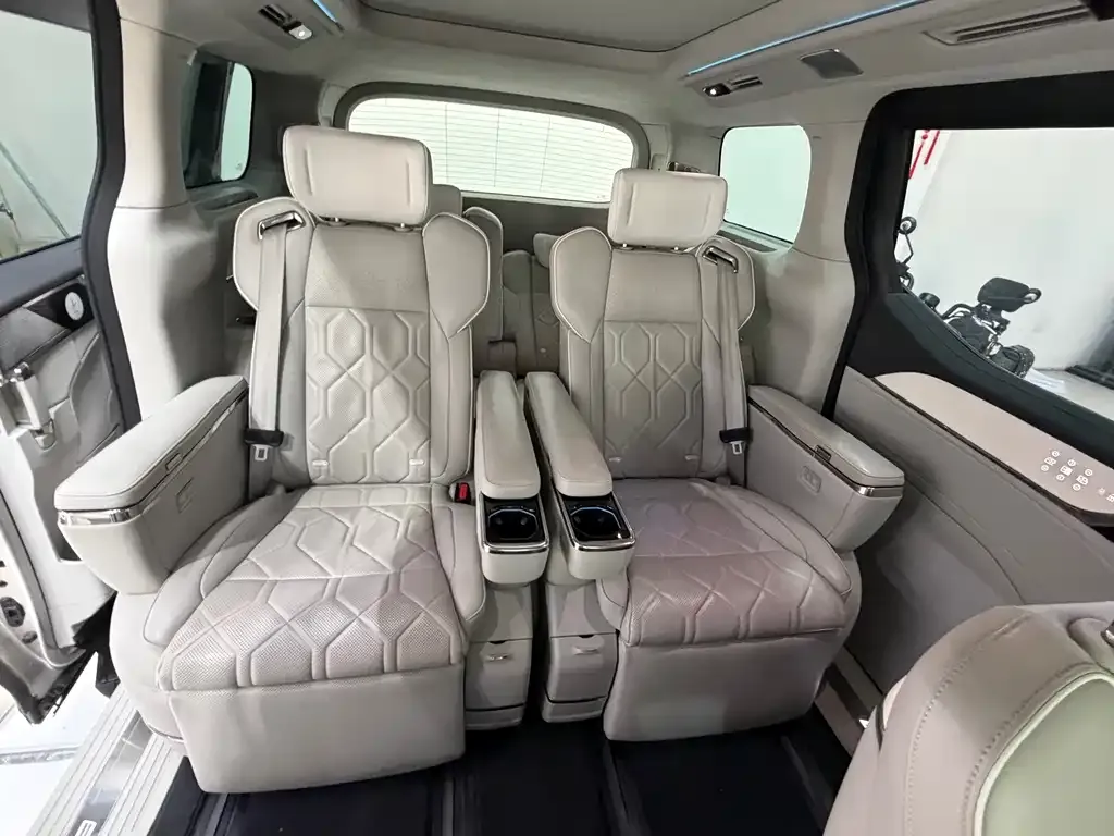 Volvo EM90 2024 из CN, фото 6