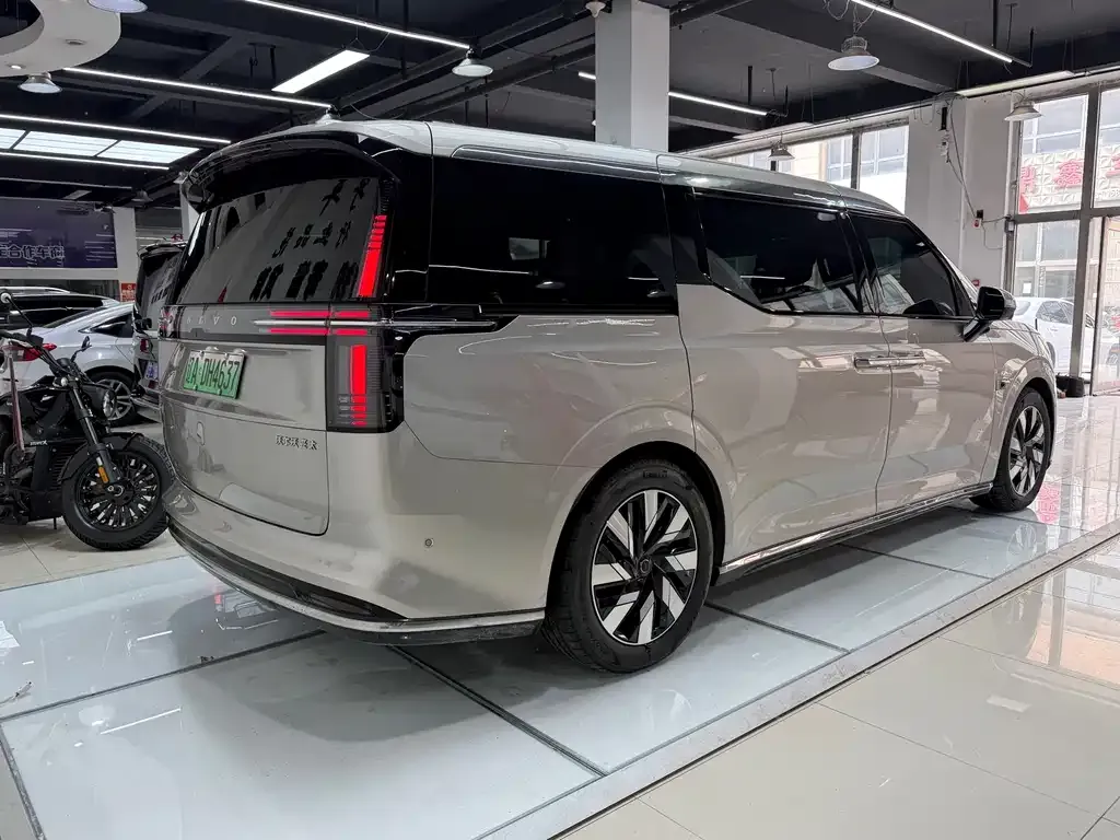 Volvo EM90 2024 из CN, фото 4