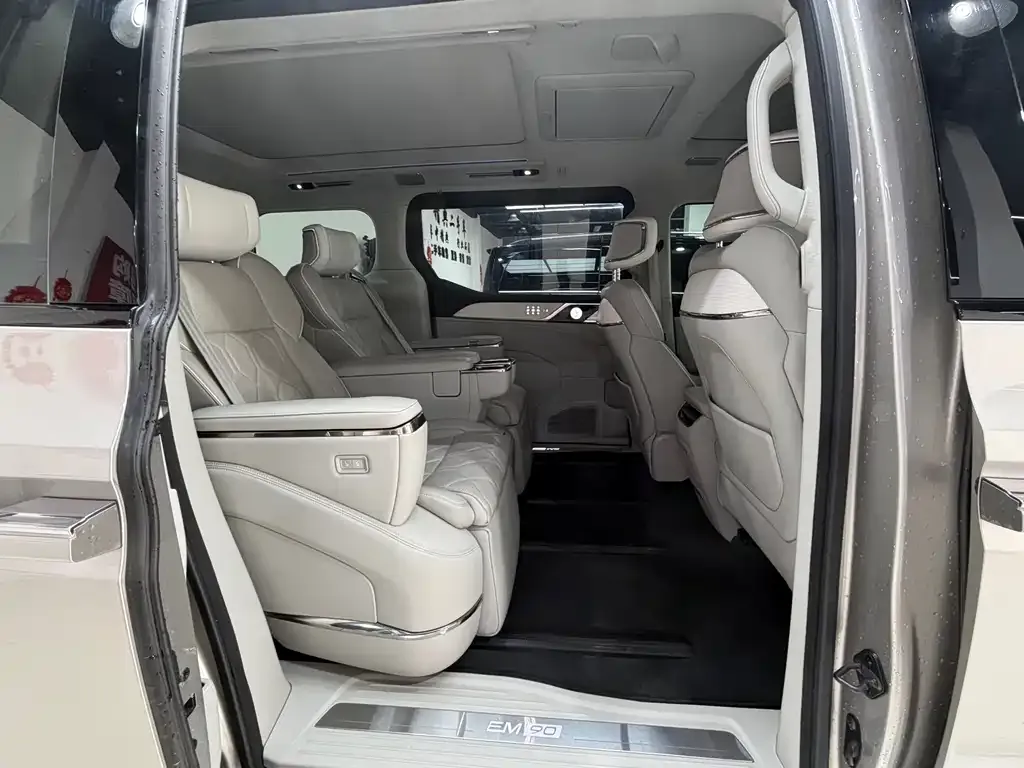 Volvo EM90 2024 из CN, фото 2