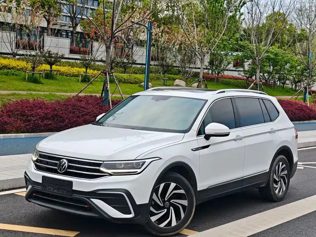 Volkswagen Tiguan L — фото 1