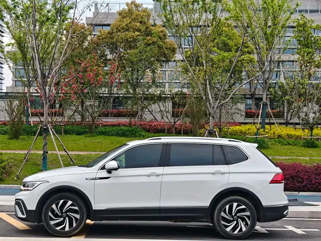 Volkswagen Tiguan L — фото 9