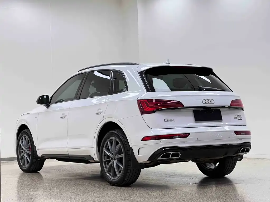 Audi Q5L — фото 5