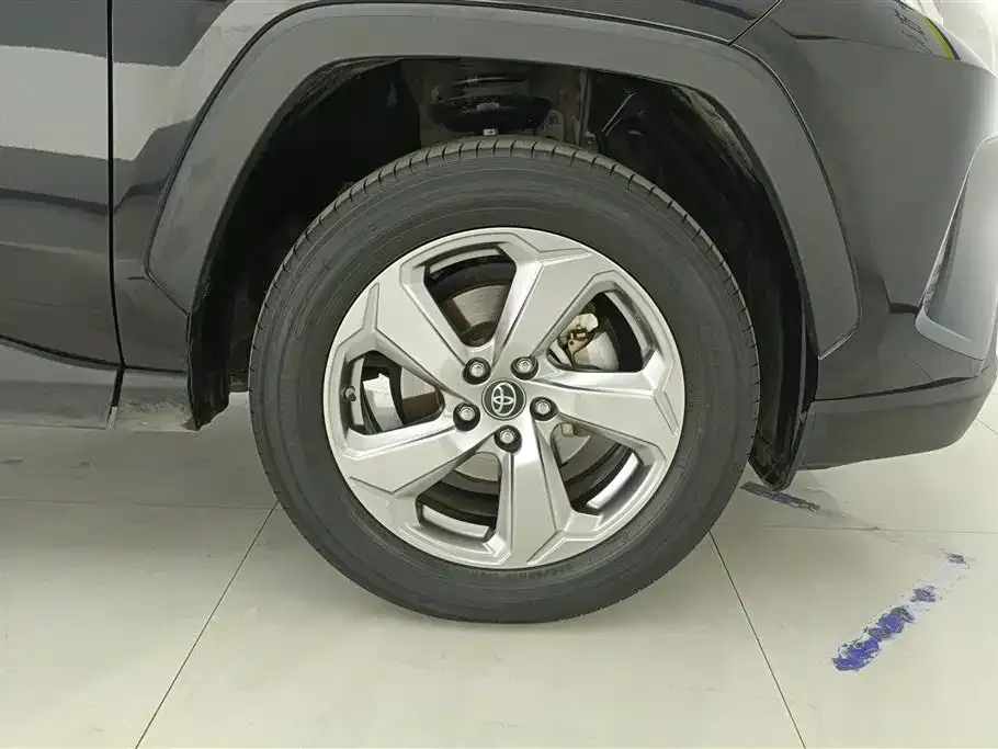 Toyota RAV4 — фото 2