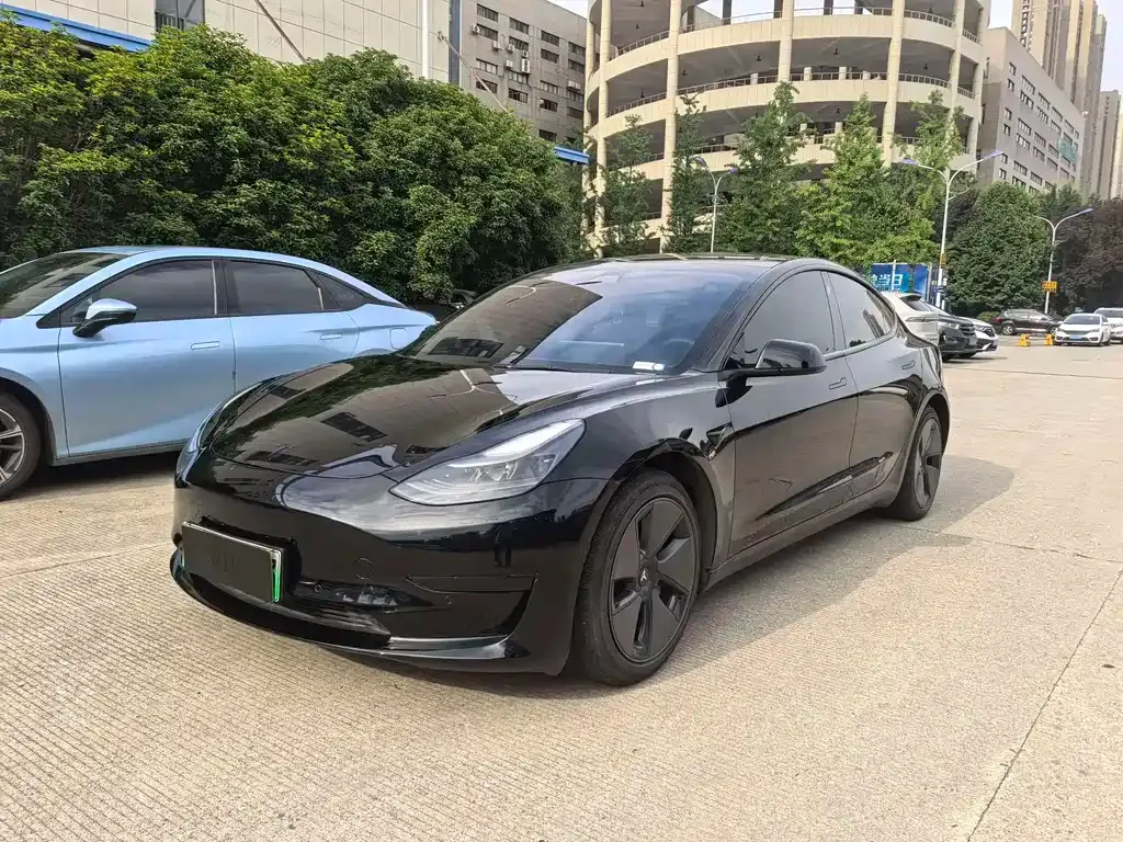 Tesla Model 3 — фото 1