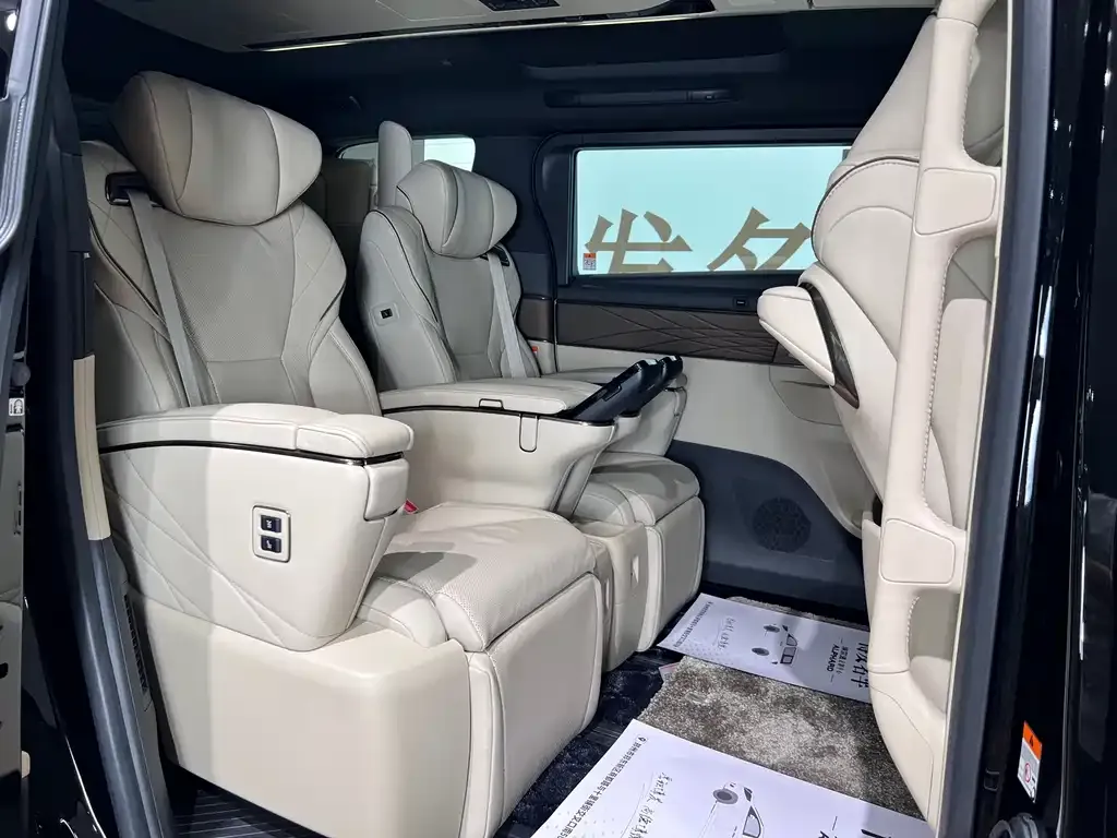 Toyota Alphard — фото 2