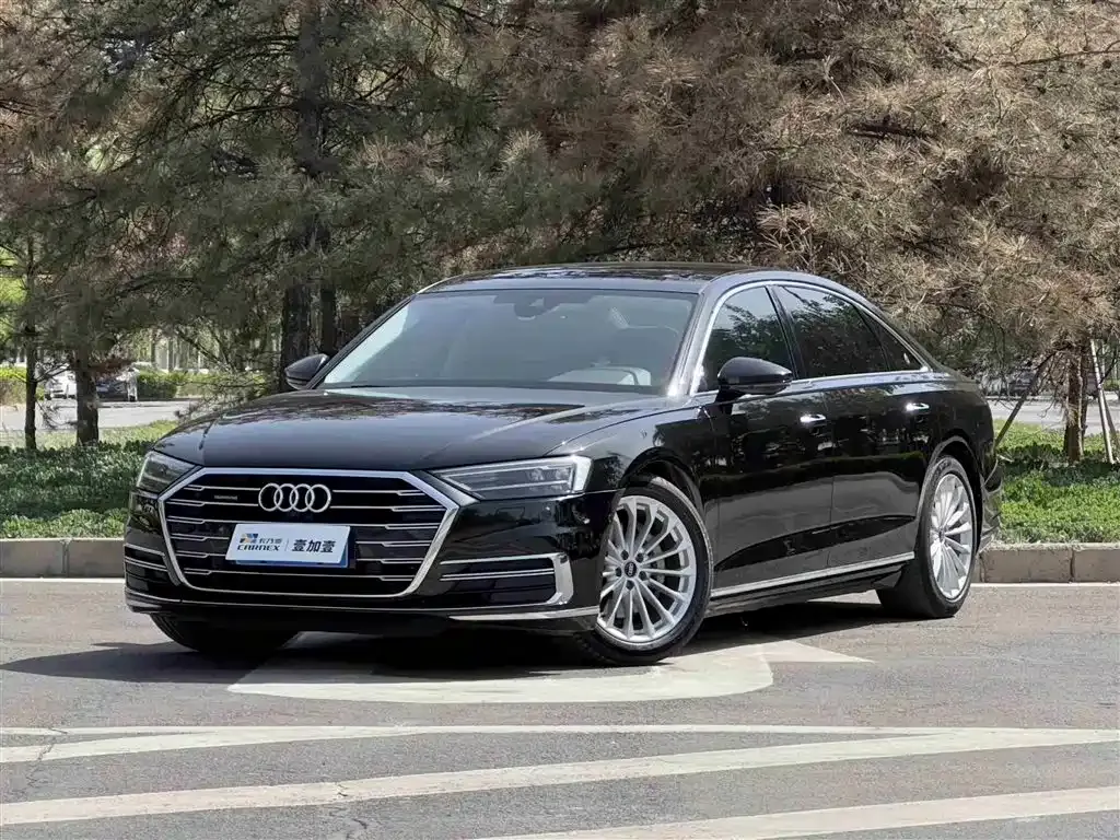 Audi A8 — фото 1