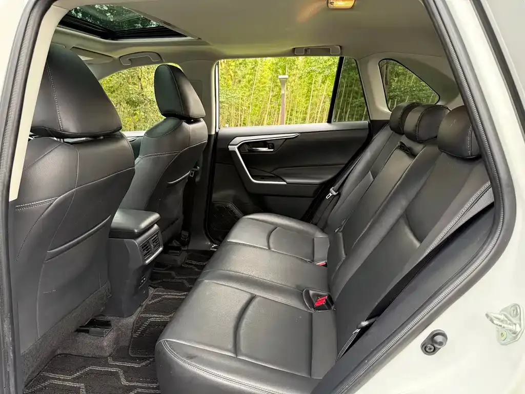 Toyota RAV4 2023 из CN, фото 5