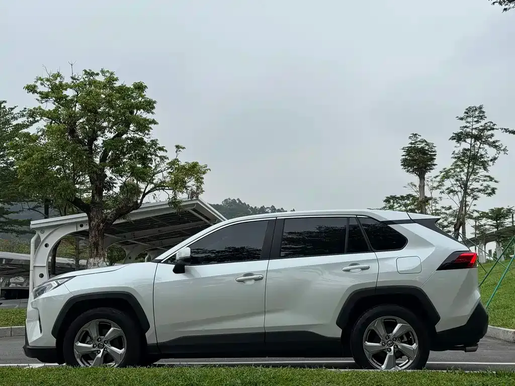 Toyota RAV4 2023 из CN, фото 3