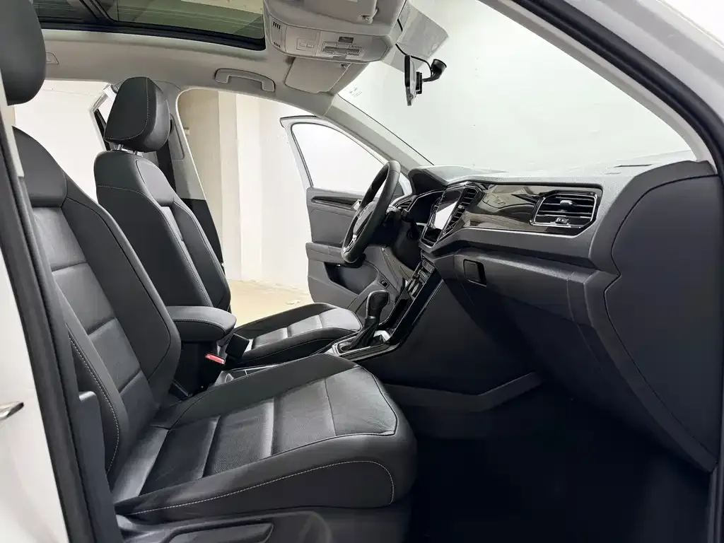 Volkswagen T-Roc — фото 9