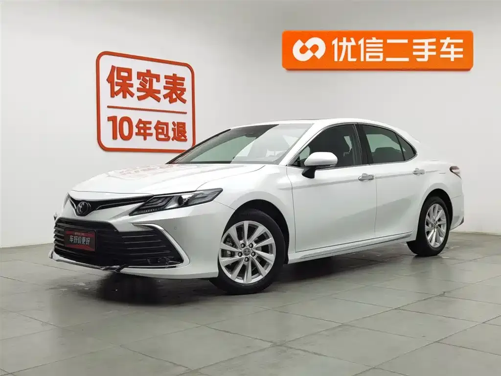 Toyota Camry — фото 1