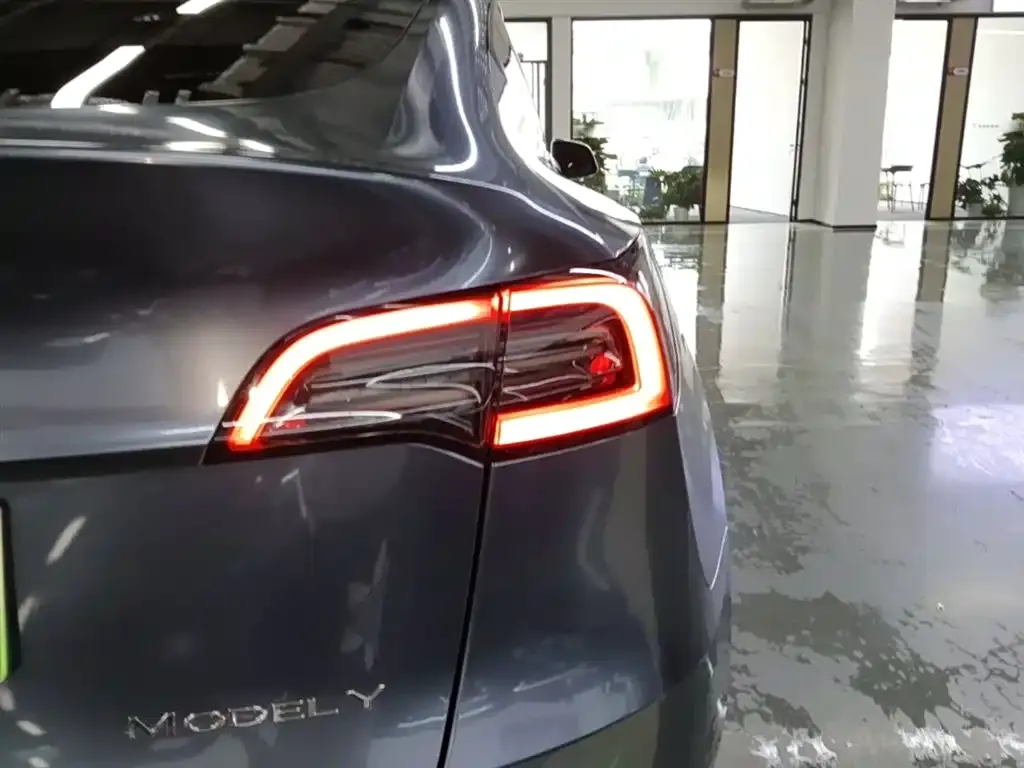 Tesla Model Y — фото 5