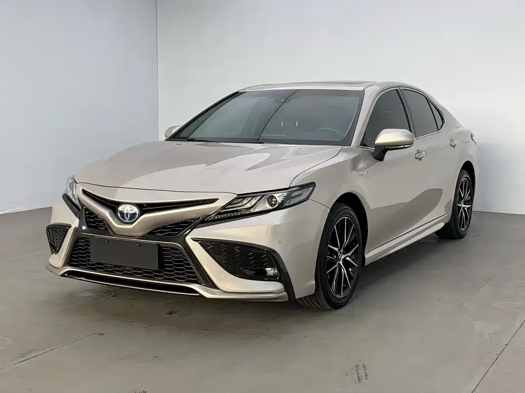 Toyota Camry — фото 1
