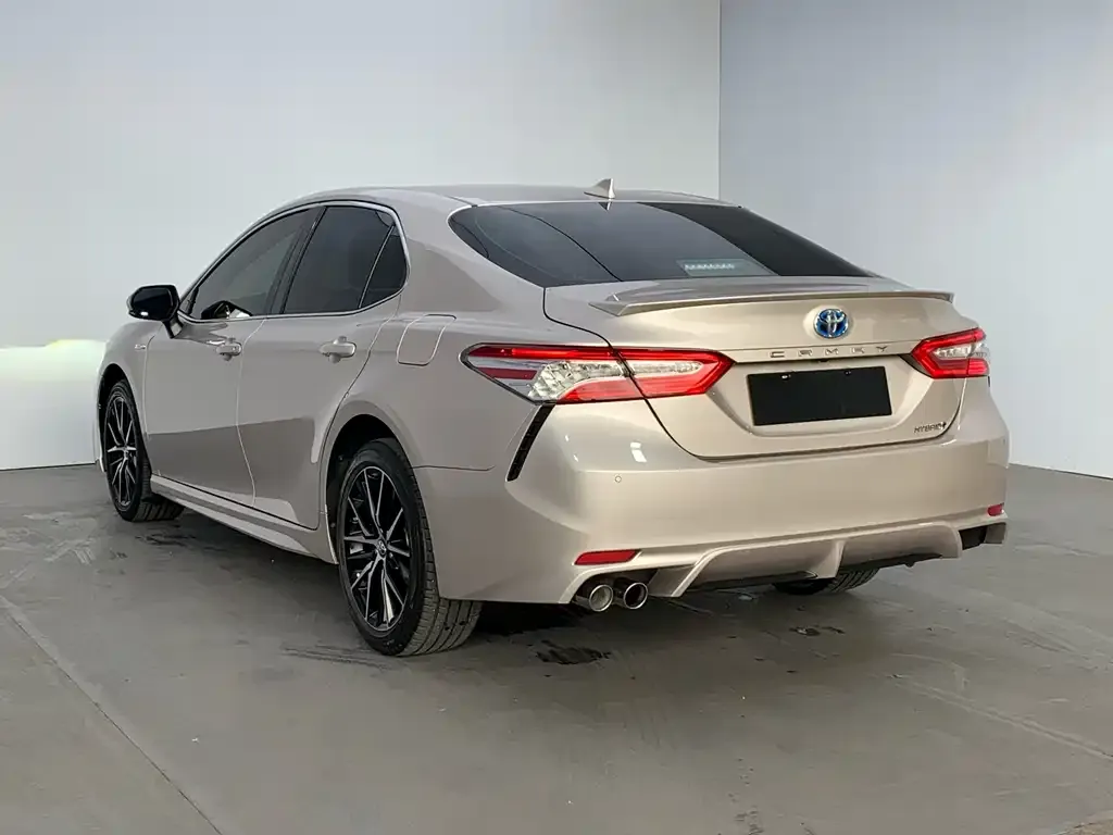 Toyota Camry — фото 2