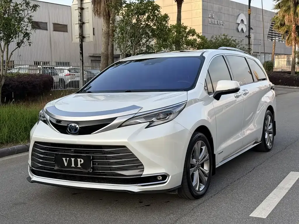 Toyota Sienna — фото 1