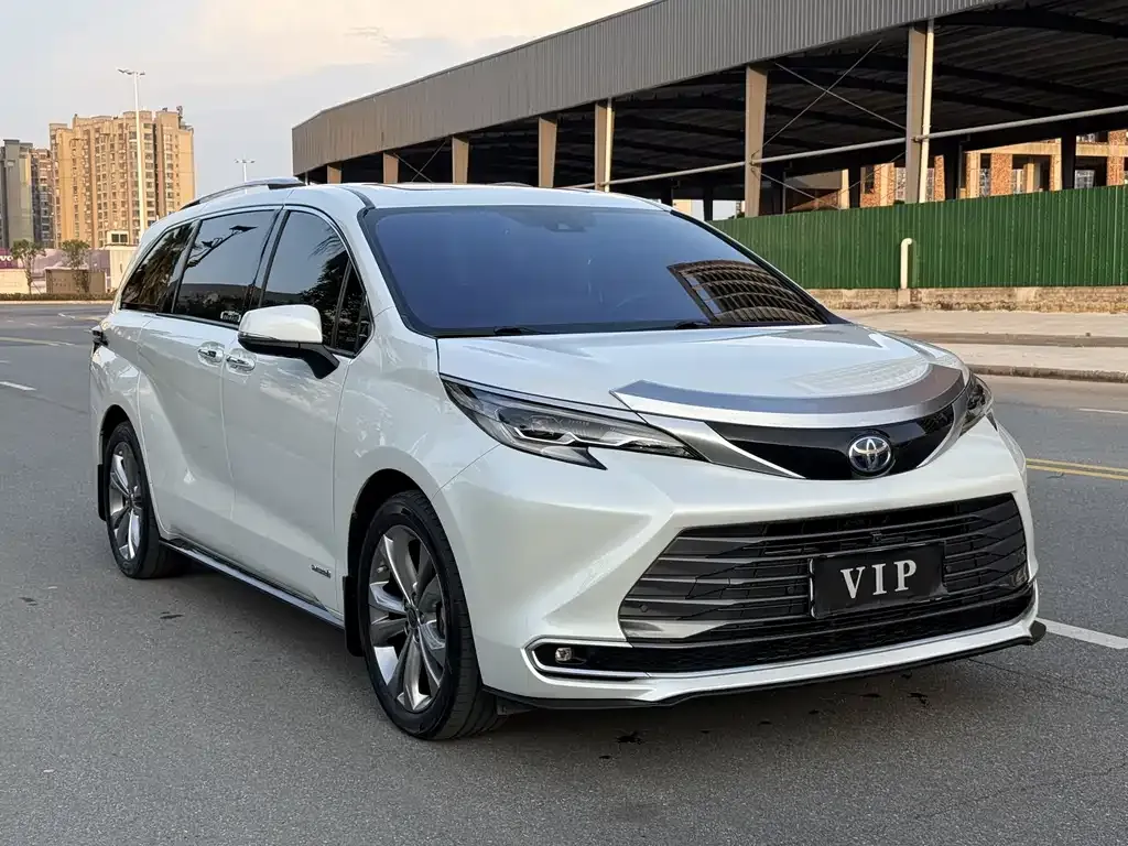 Toyota Sienna — фото 3