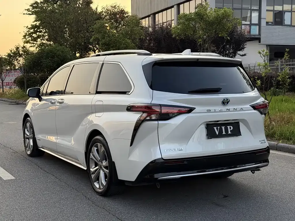 Toyota Sienna — фото 2