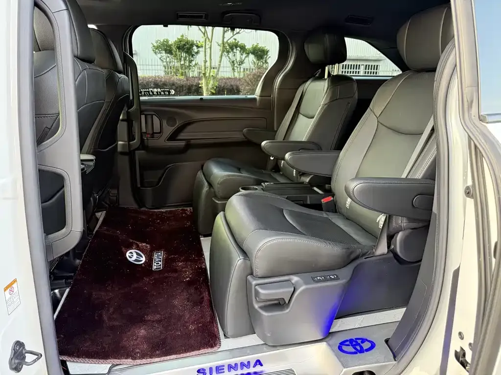 Toyota Sienna — фото 9