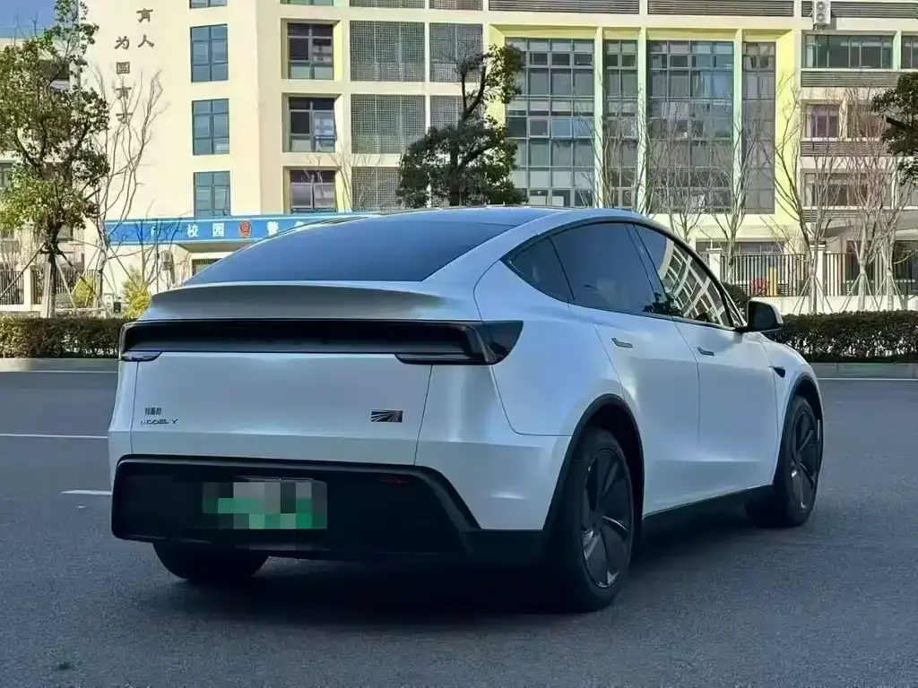 Tesla Model Y — фото 5