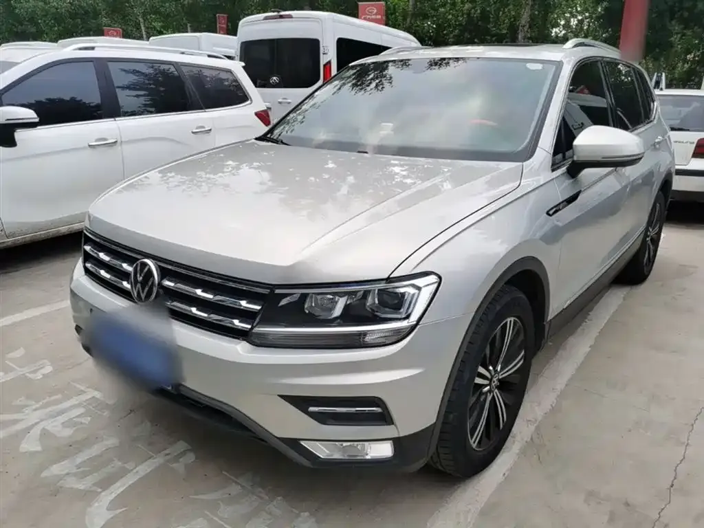Volkswagen Tiguan L — фото 1