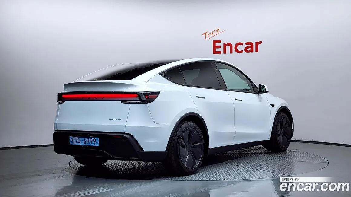 Tesla Model Y — фото 10