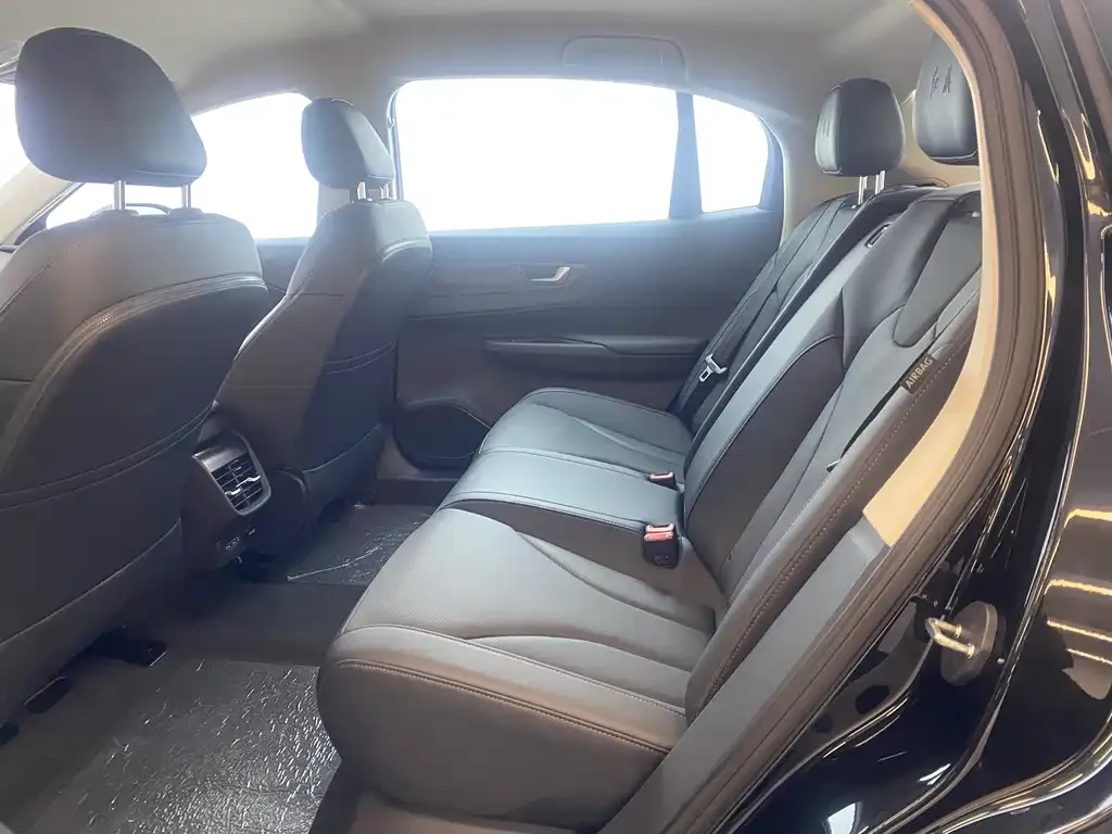 Hongqi E-QM5 2024 из CN, фото 7