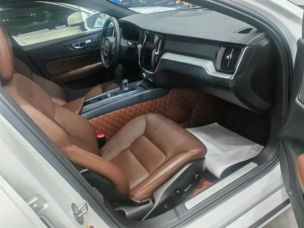 Volvo S60 2024 из CN, фото 8
