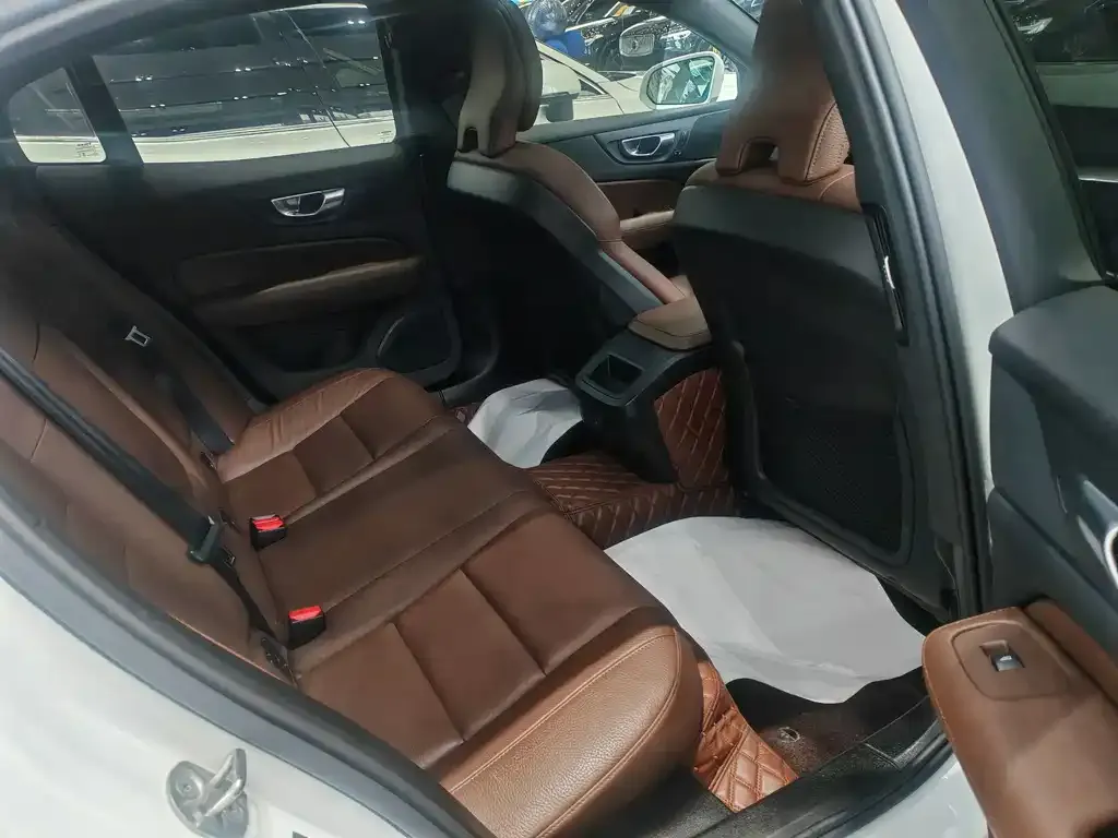 Volvo S60 2024 из CN, фото 9